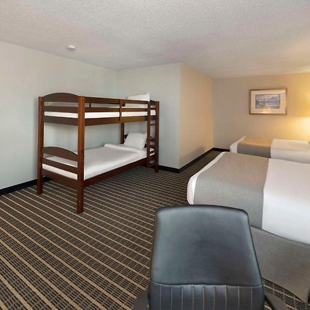 Clarion Pointe Hotel Medicine Hat Exterior photo