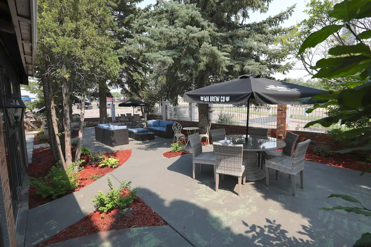 Clarion Pointe Hotel Medicine Hat Exterior photo