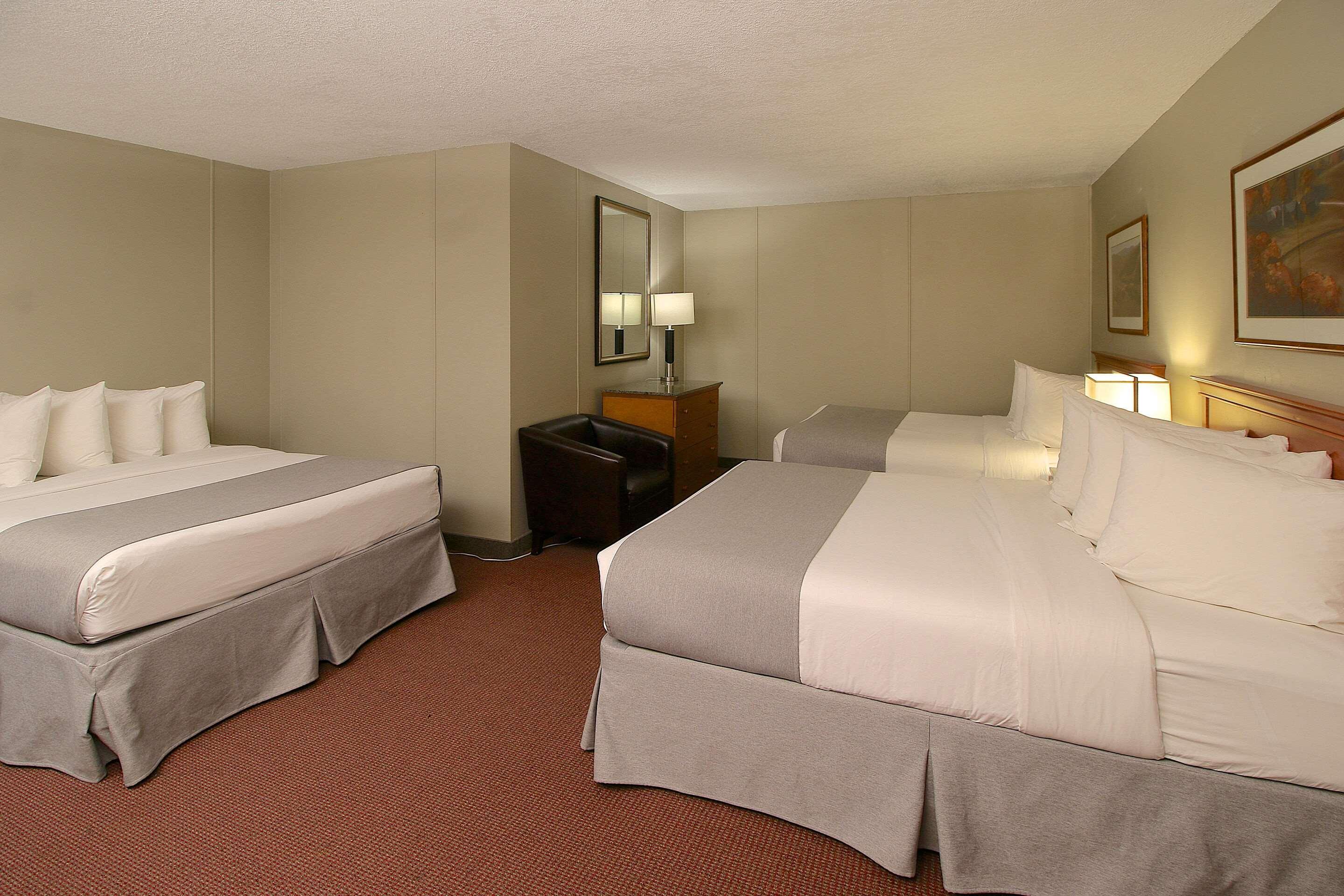 Clarion Pointe Hotel Medicine Hat Exterior photo
