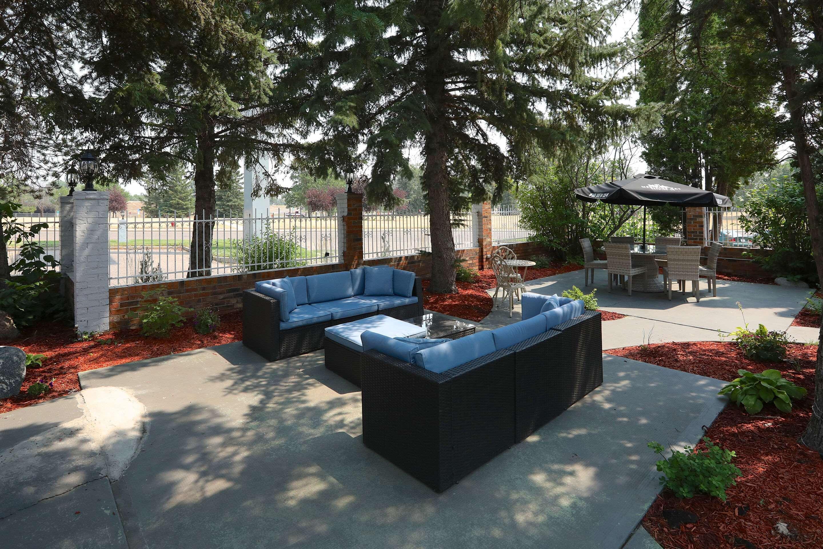 Clarion Pointe Hotel Medicine Hat Exterior photo