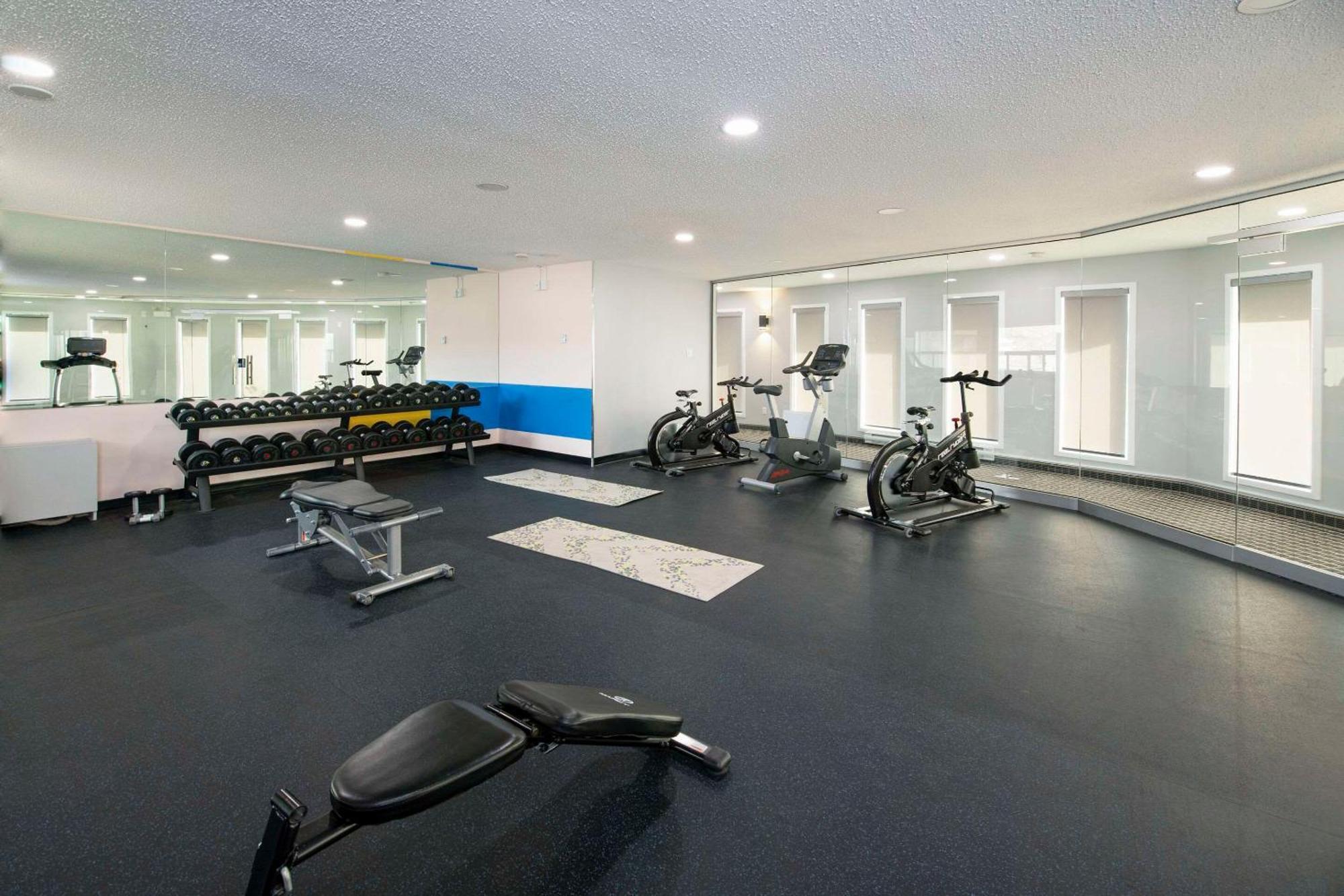 Clarion Pointe Hotel Medicine Hat Exterior photo