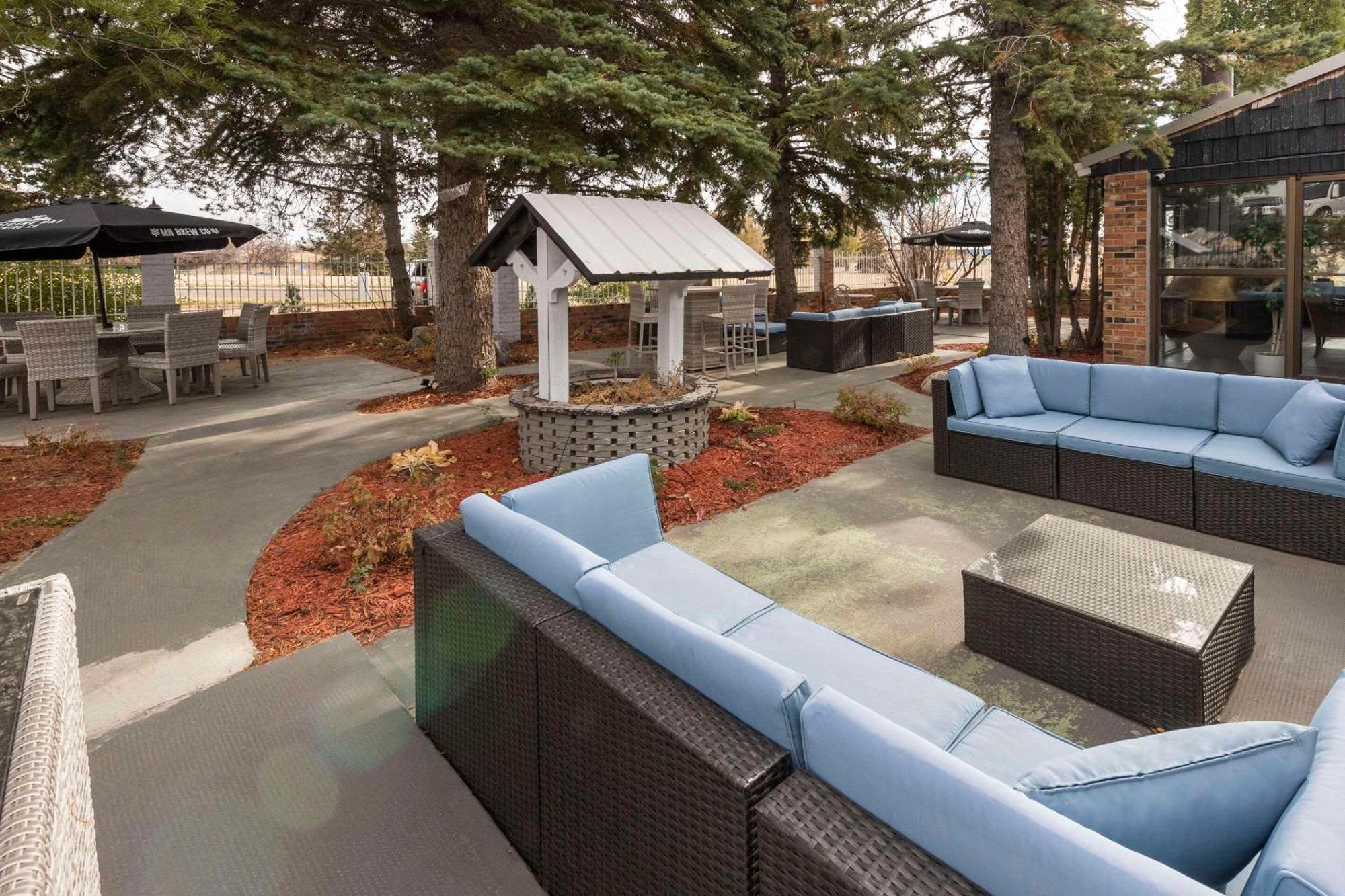 Clarion Pointe Hotel Medicine Hat Exterior photo