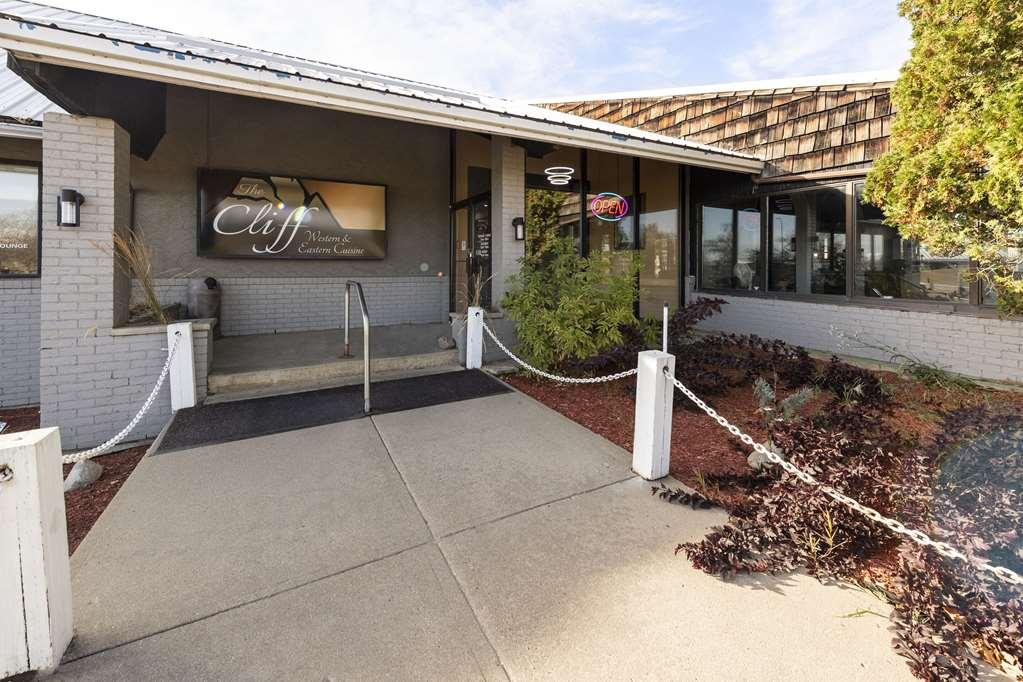 Clarion Pointe Hotel Medicine Hat Exterior photo